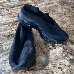 Brand new black tennis shoes